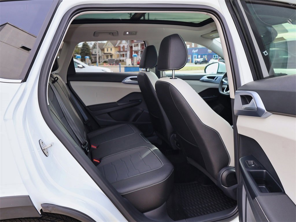 Certified 2025 Volkswagen Taos SE w/ Panoramic Sunroof Package image 29
