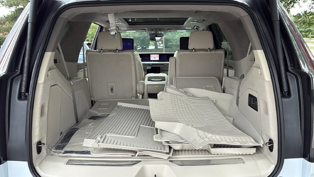 New 2026 Cadillac Escalade Platinum Sport w/ LPO, Floor Liner Package AWD/4WD image 33