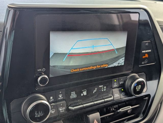 Used 2024 Toyota Highlander LE FWD image 19