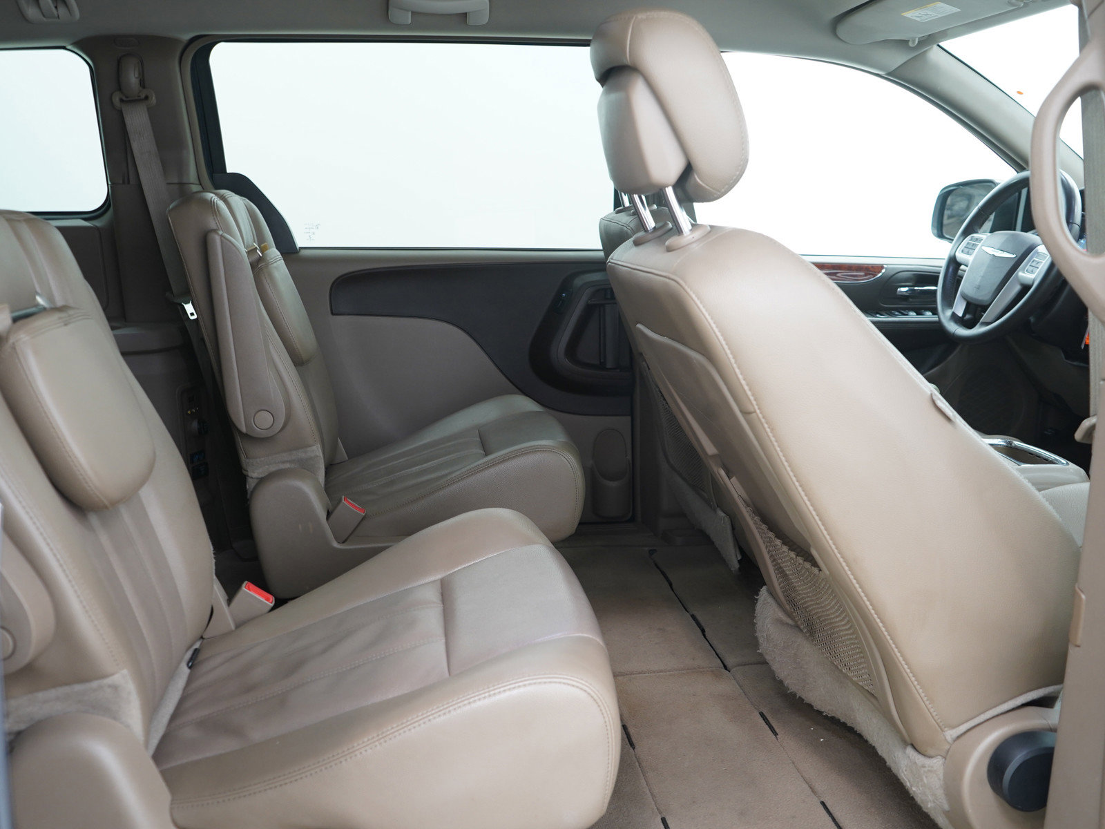 Used 2014 Chrysler Town & Country Touring FWD image 14