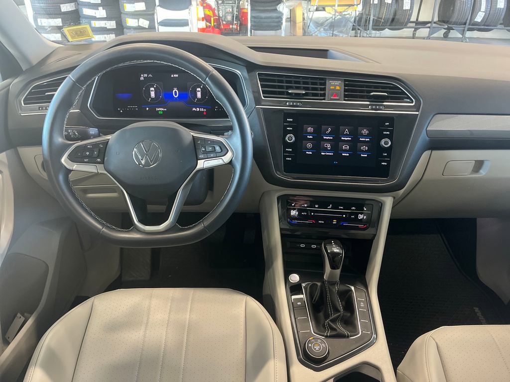 Certified 2023 Volkswagen Tiguan SE w/ Panoramic Sunroof Package image 2