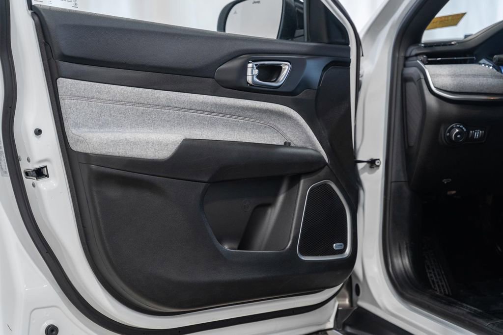 Certified 2024 Jeep Compass Latitude w/ Sun and Sound Group image 42