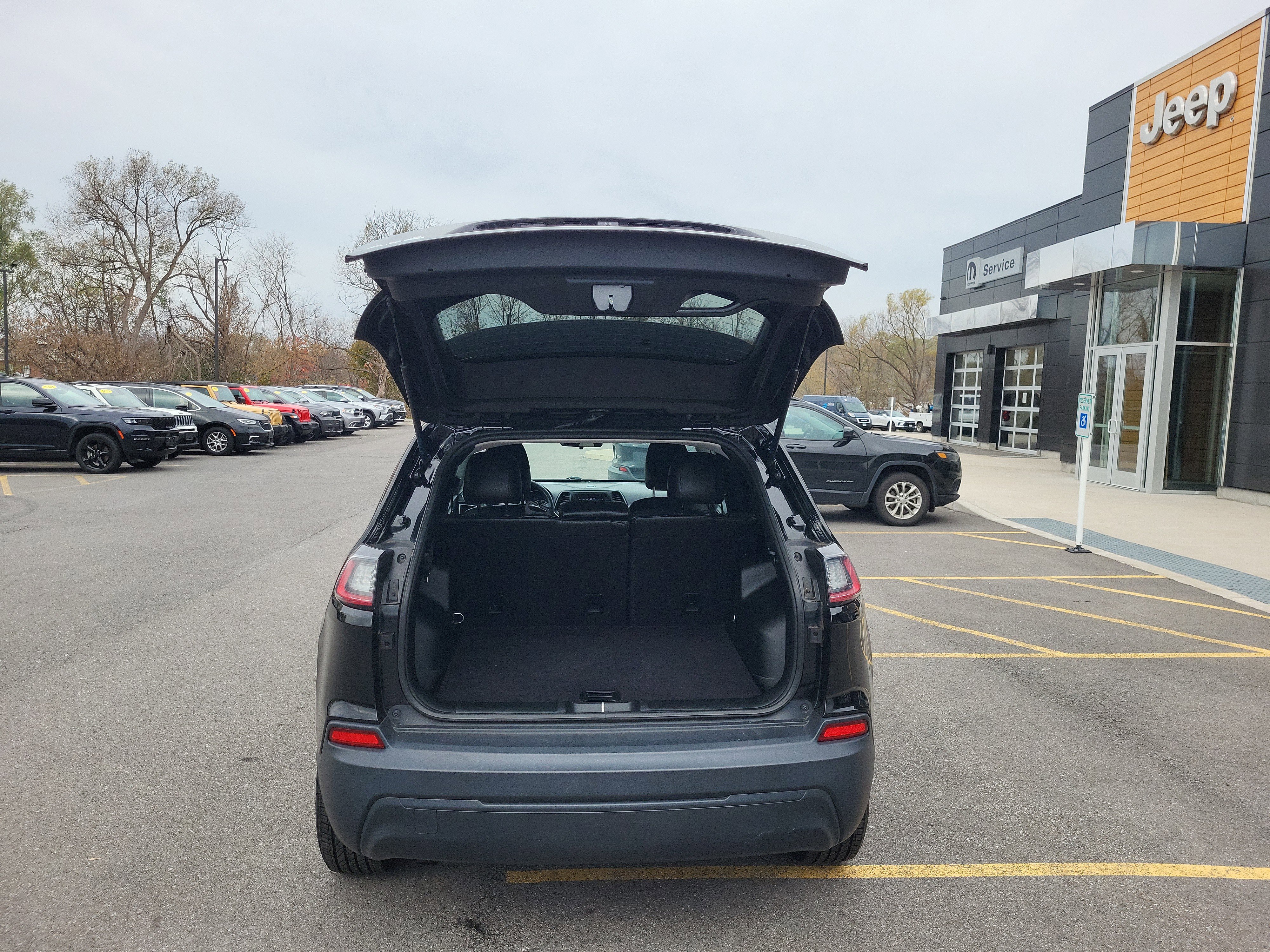 Used 2019 Jeep Cherokee Latitude w/ Popular Appearance Group image 13