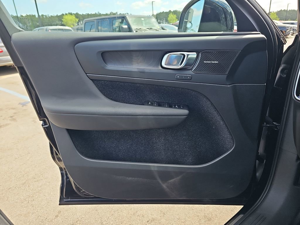 Used 2023 Volvo C40 P8 Recharge Ultimate image 31