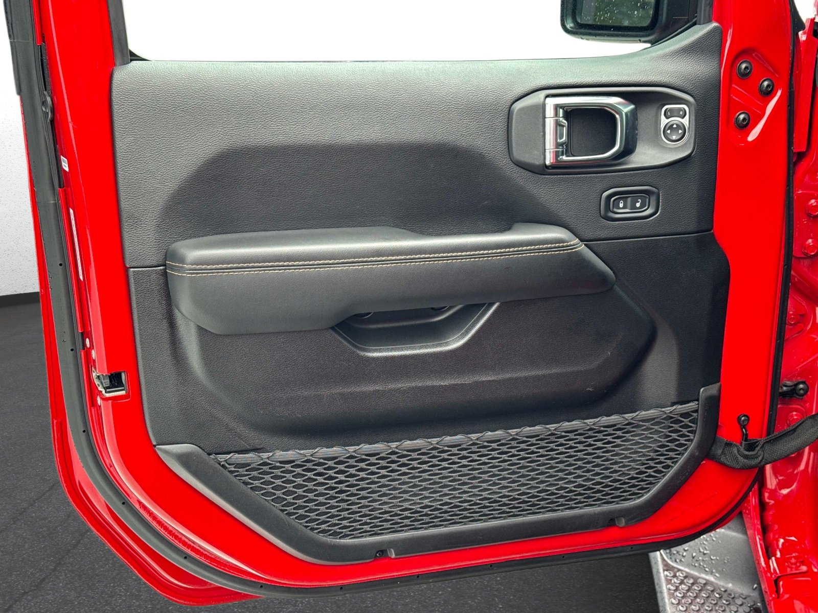 Used 2025 Jeep Wrangler Unlimited Sahara image 16