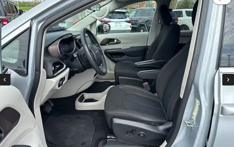 Used 2022 Chrysler Voyager LX FWD image 5
