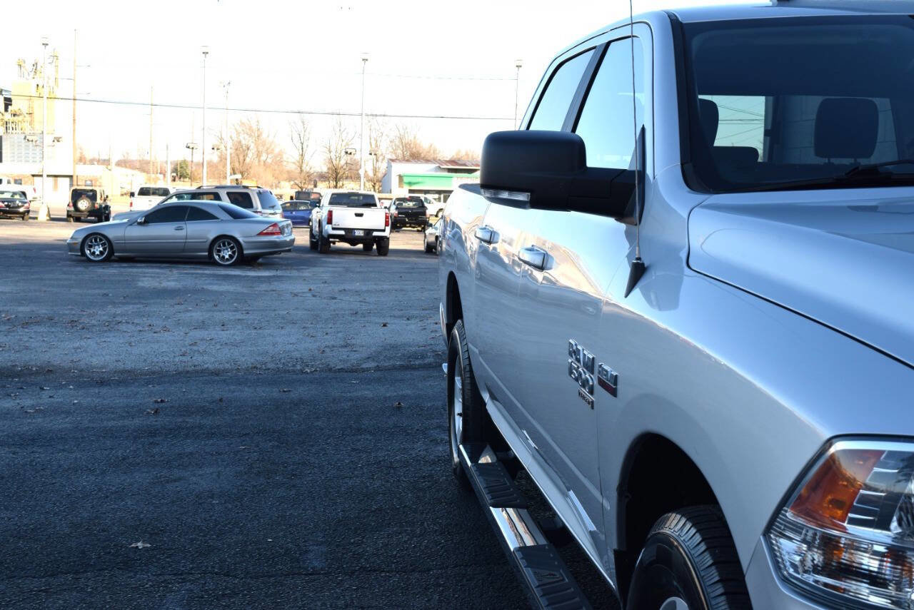 Used 2019 RAM 1500 Classic SLT w/ Luxury Group image 19