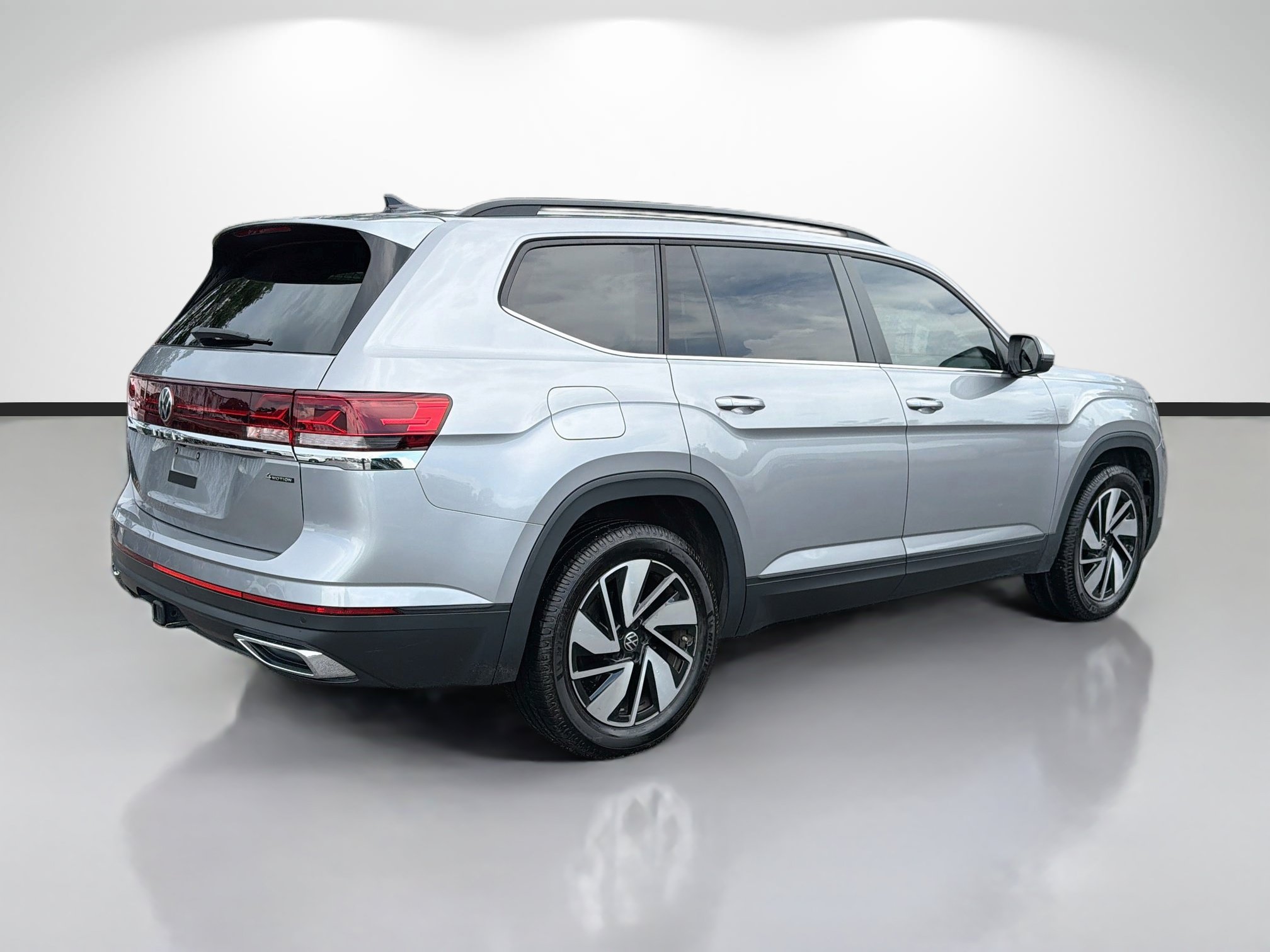 Used 2024 Volkswagen Atlas SE AWD/4WD image 3
