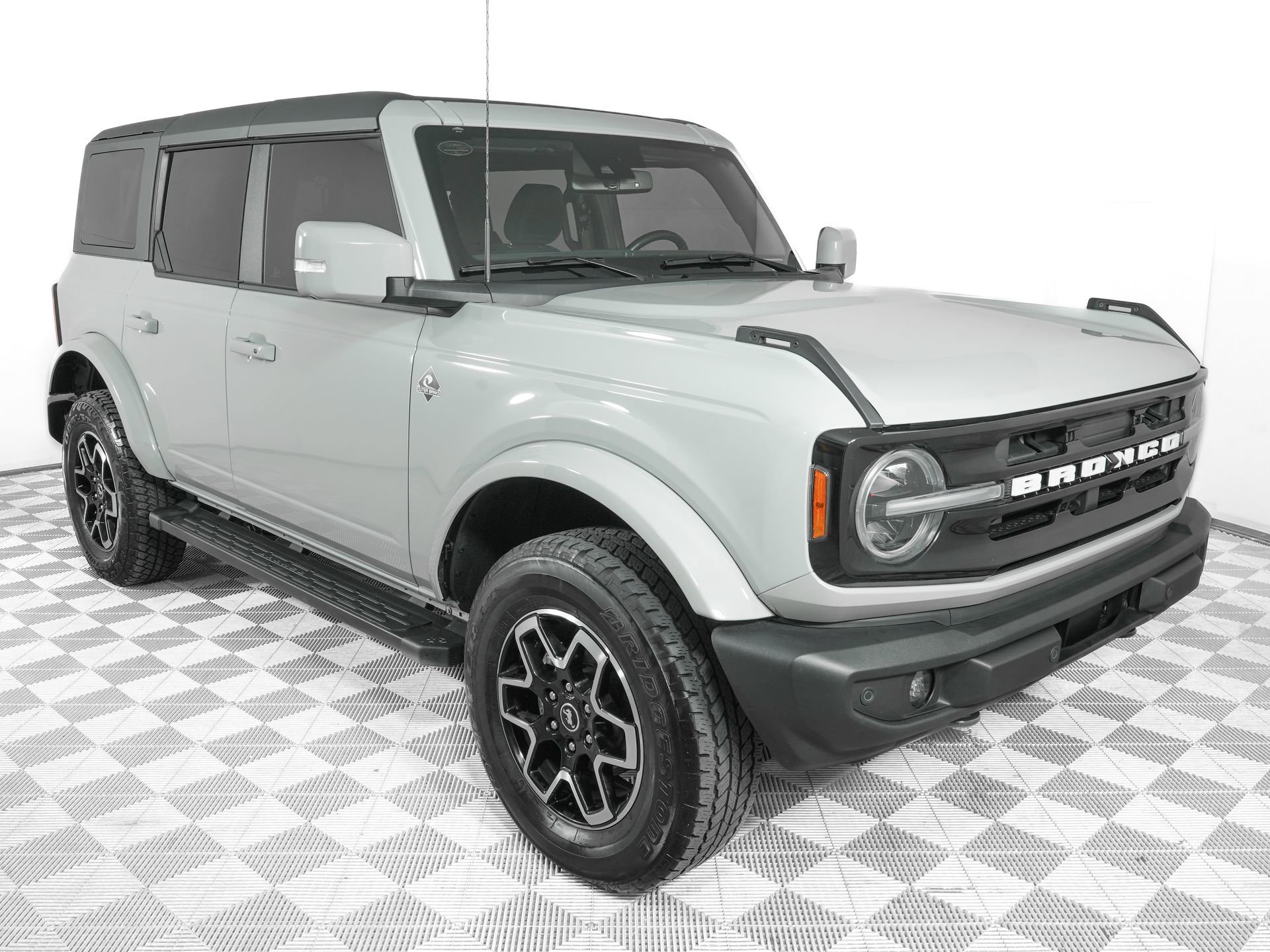 Used 2024 Ford Bronco Outer Banks AWD/4WD image 3