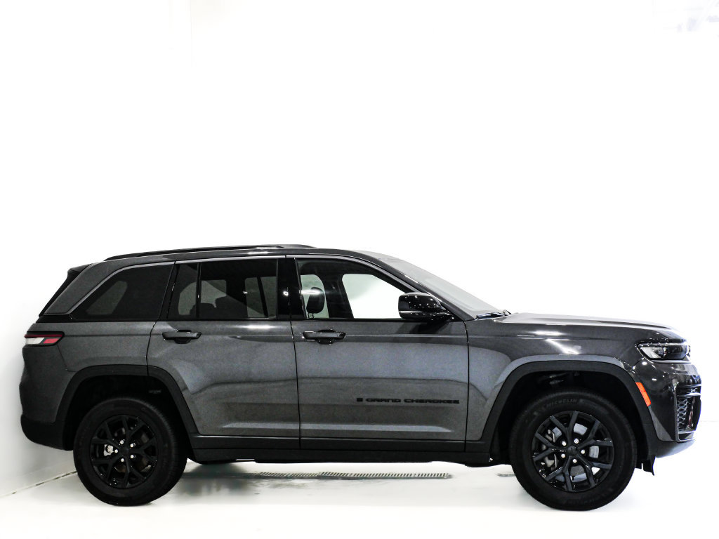 Used 2026 Jeep Grand Cherokee Altitude AWD/4WD image 5