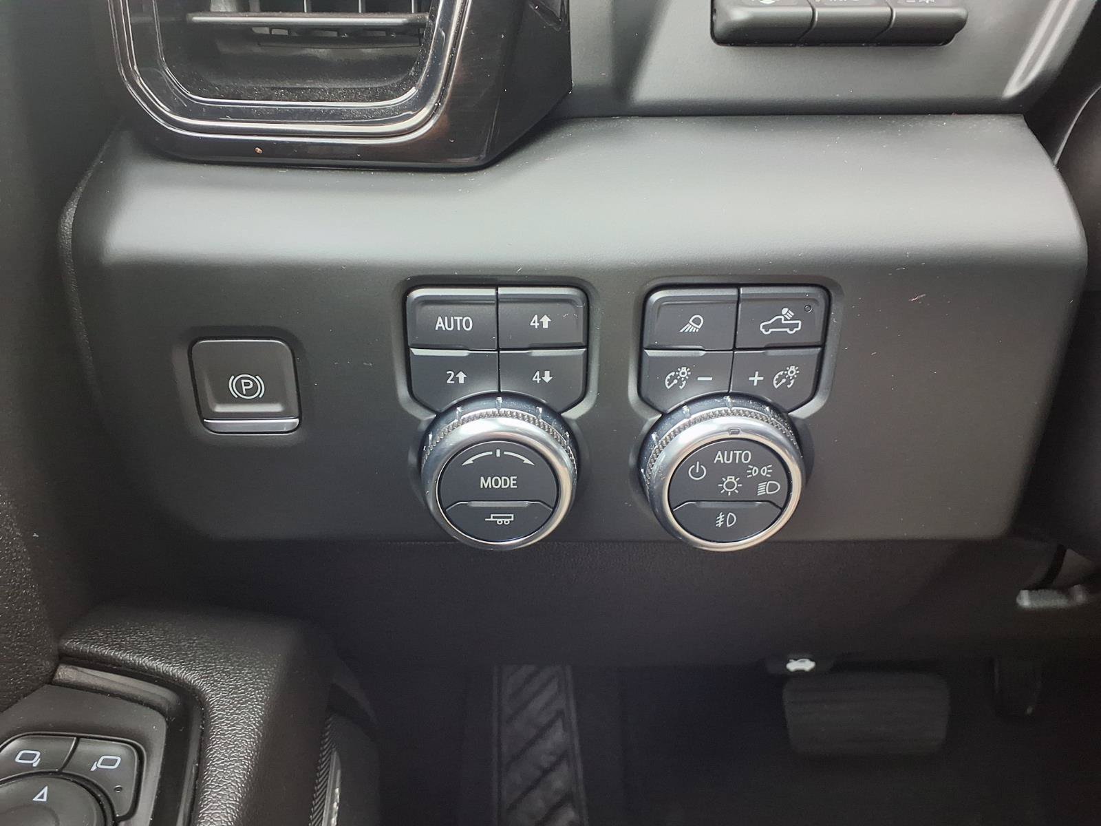 Used 2024 GMC Sierra 2500 AT4 w/ AT4 Premium Plus Package AWD/4WD image 11