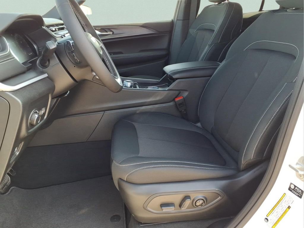 New 2026 Jeep Grand Cherokee Laredo RWD image 9