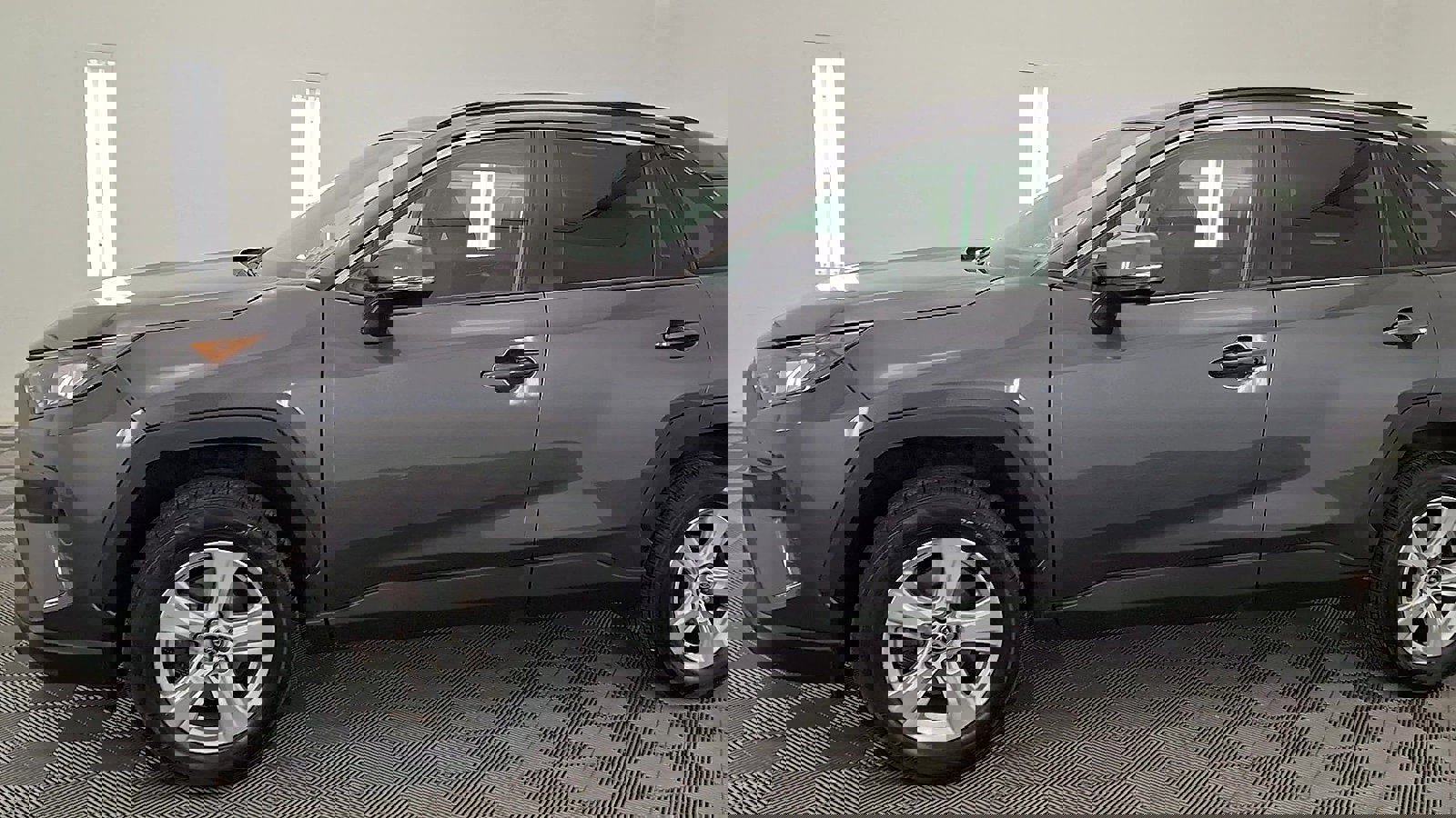 Used 2020 Toyota RAV4 XLE image 9