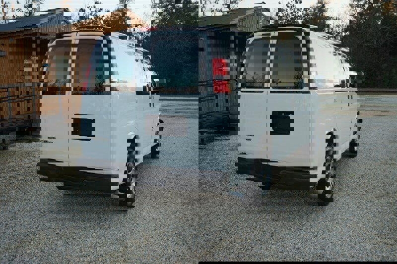 Used 2010 Chevrolet Express 1500 image 16