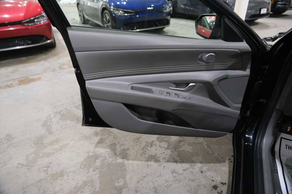 Used 2025 Hyundai Elantra SEL image 17