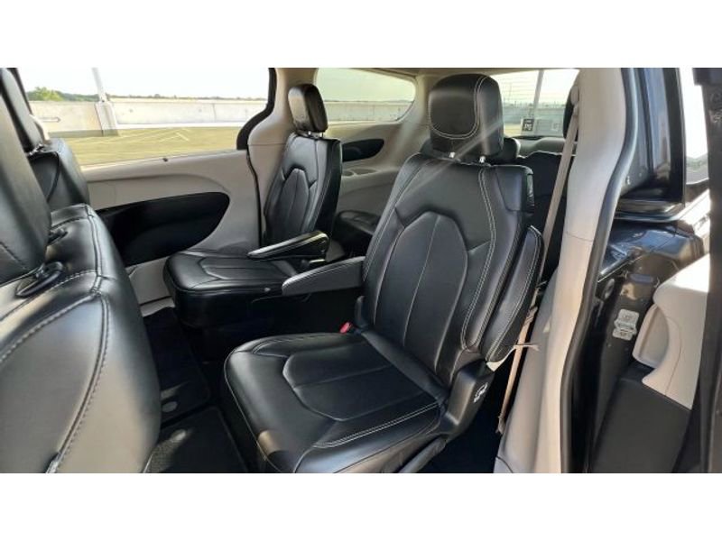 Used 2020 Chrysler Voyager Lxi image 25