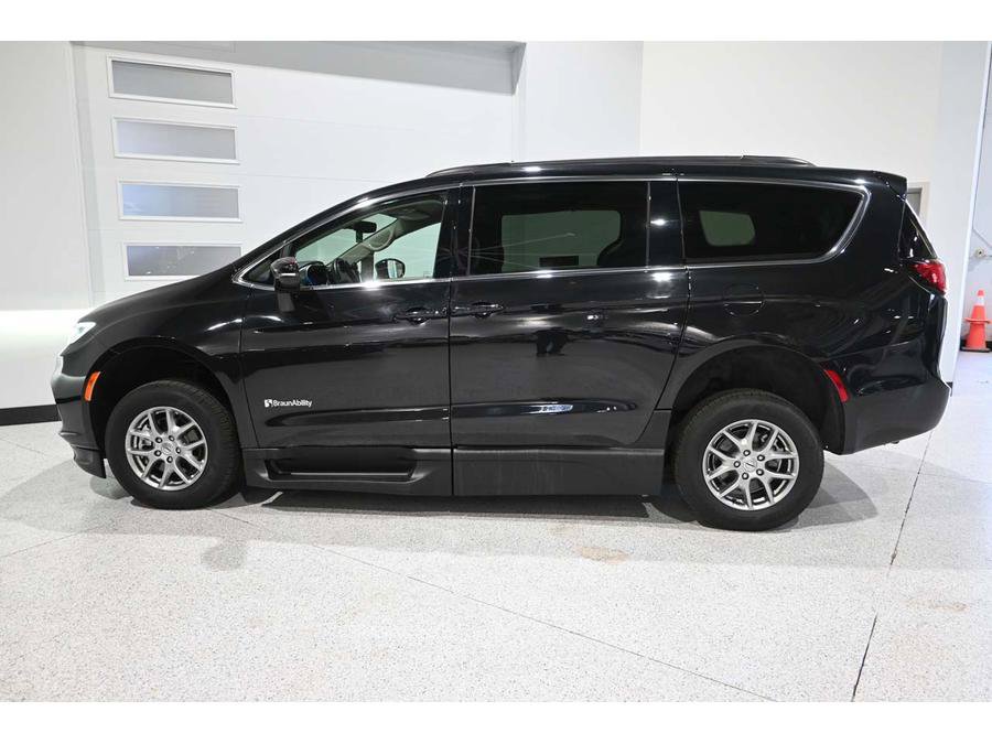 Used 2021 Chrysler Pacifica Touring w/ Cold Weather Group FWD image 9