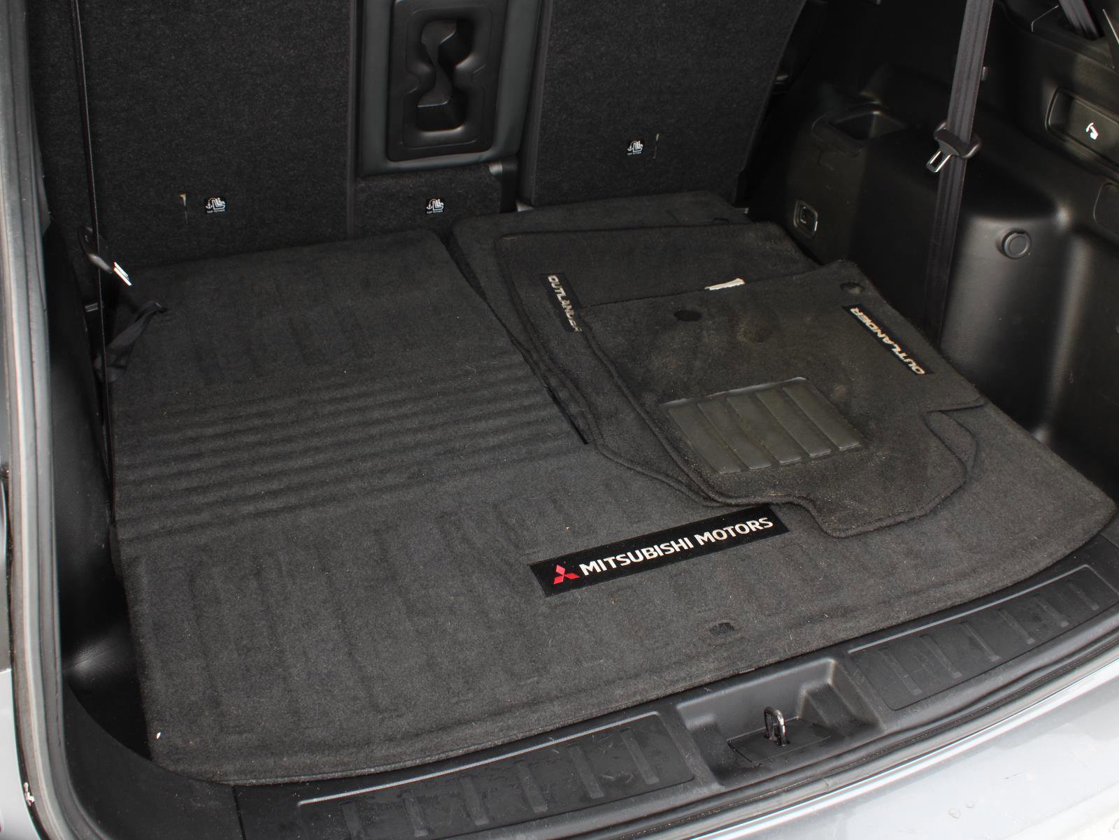 Used 2022 Mitsubishi Outlander SE image 8