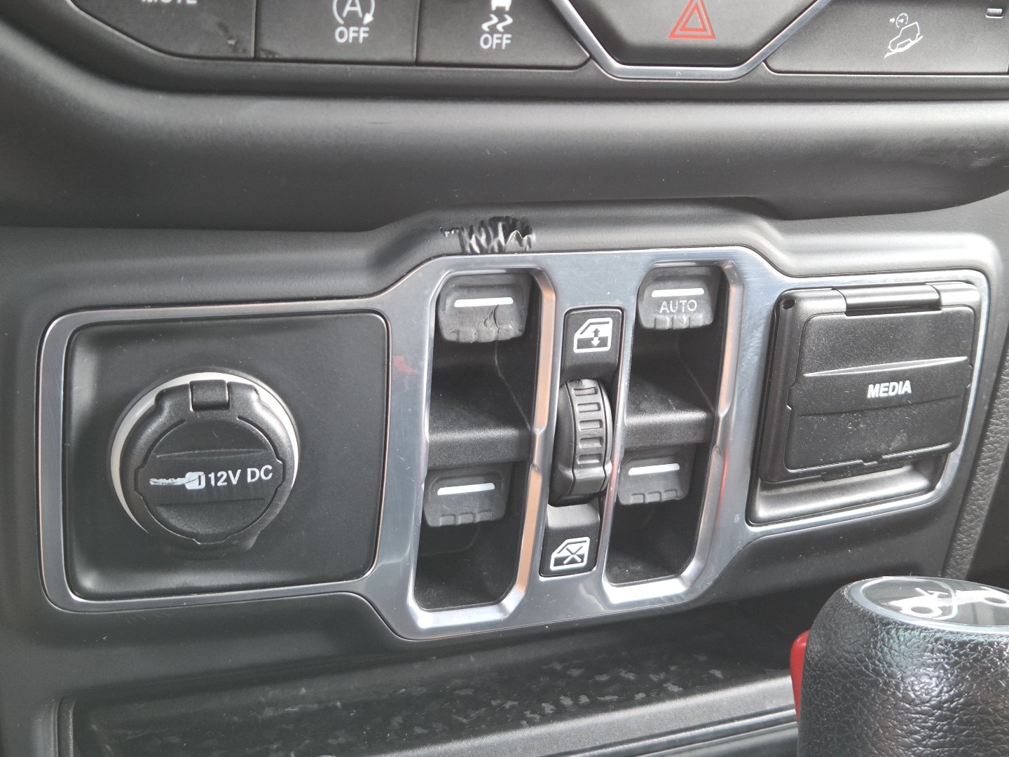 Used 2018 Jeep Wrangler Unlimited Sahara AWD/4WD image 27