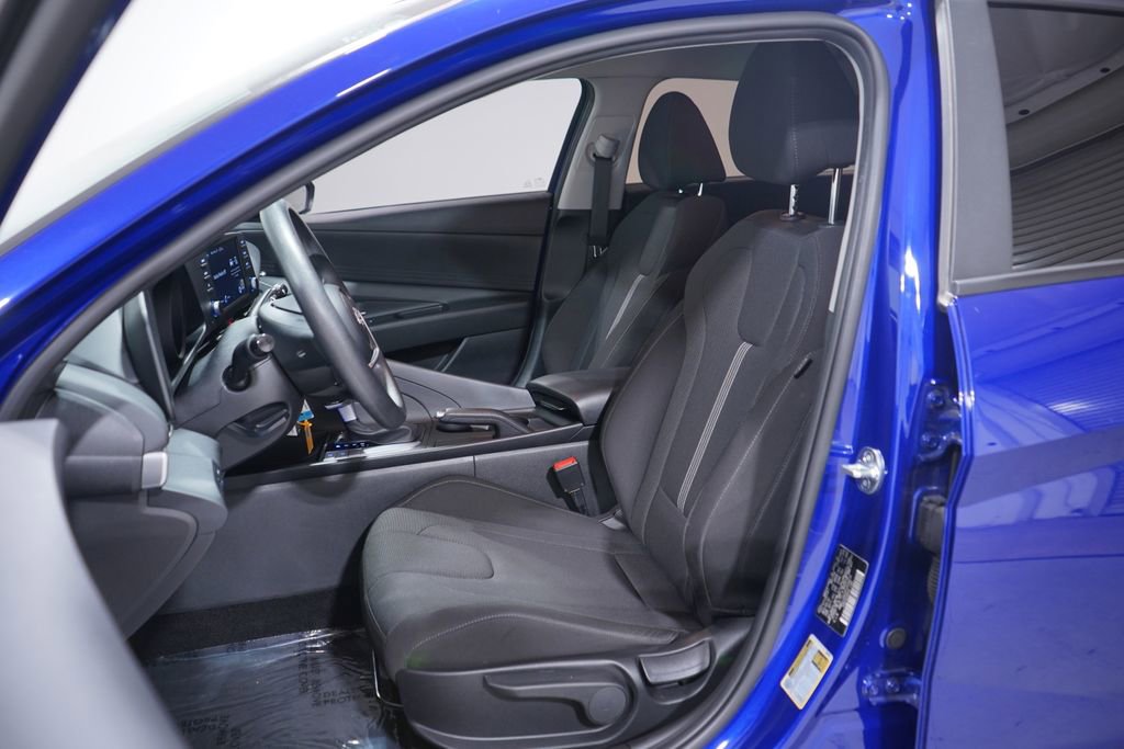Used 2023 Hyundai Elantra SE w/ Cargo Package image 7