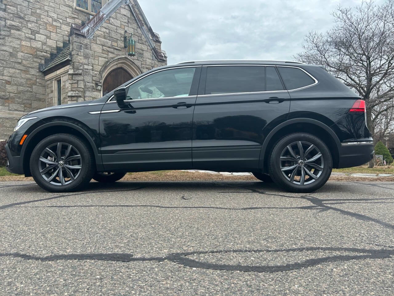 Used 2022 Volkswagen Tiguan SE image 1