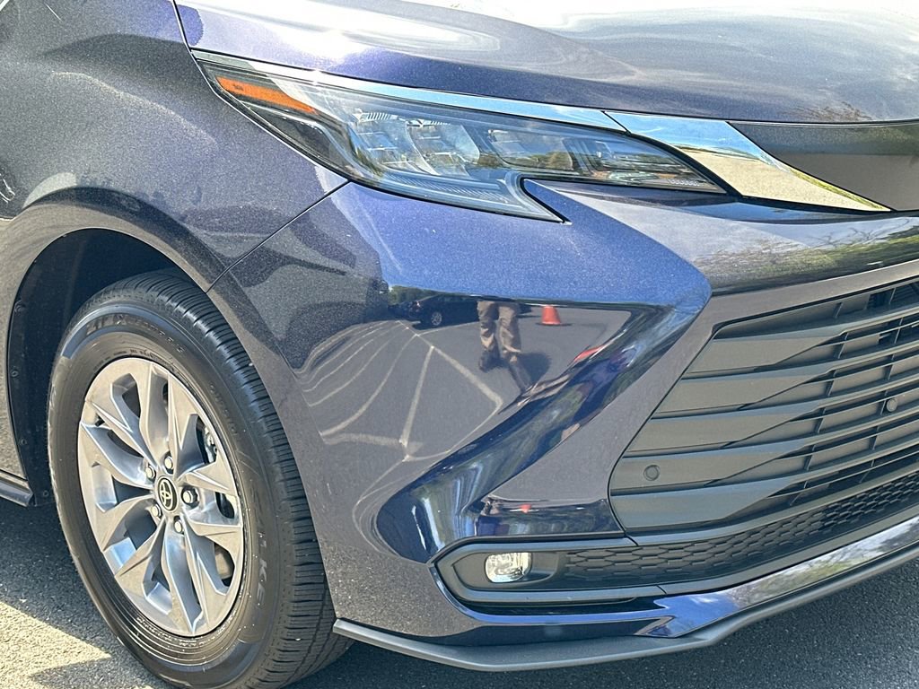 Used 2025 Toyota Sienna XLE image 11