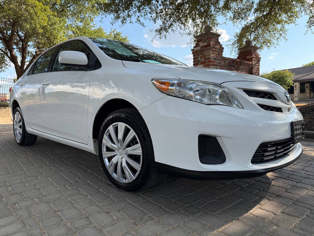 Used 2012 Toyota Corolla LE FWD image 1