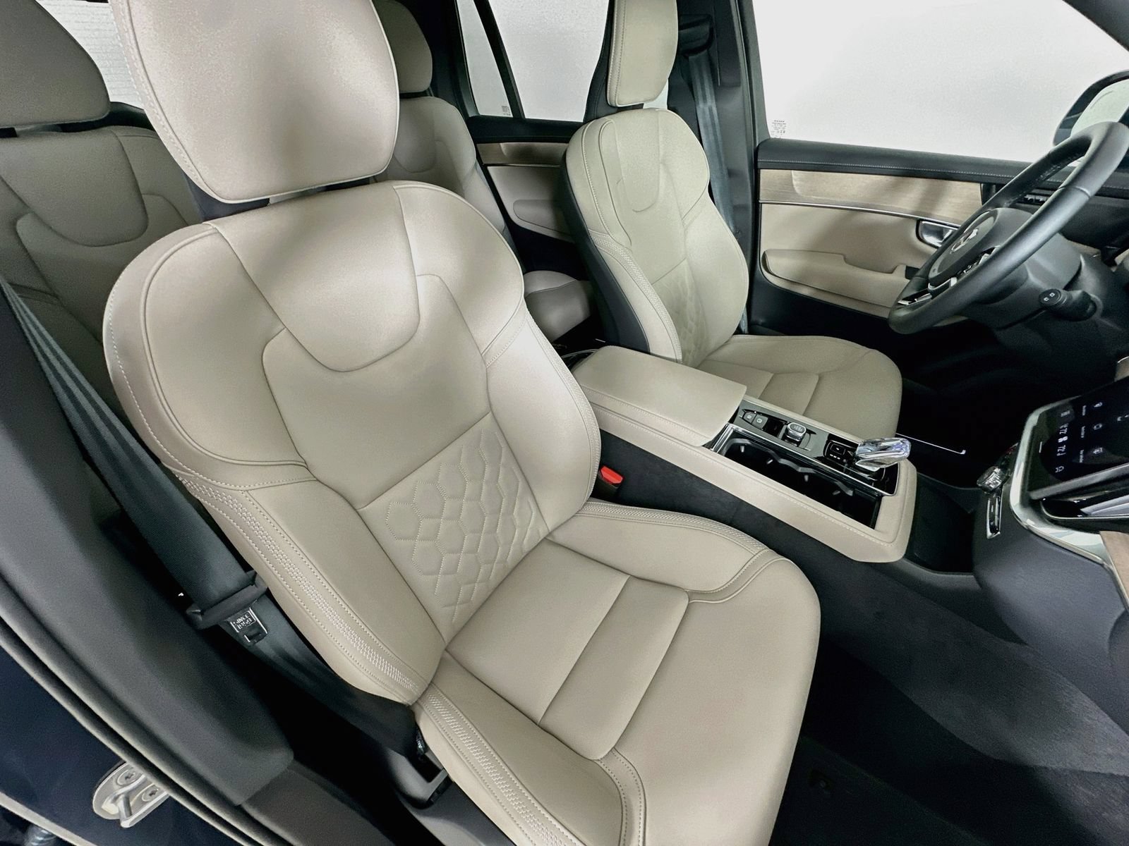 Used 2026 Volvo XC90 B6 Plus w/ Protection Package Premier AWD/4WD image 44