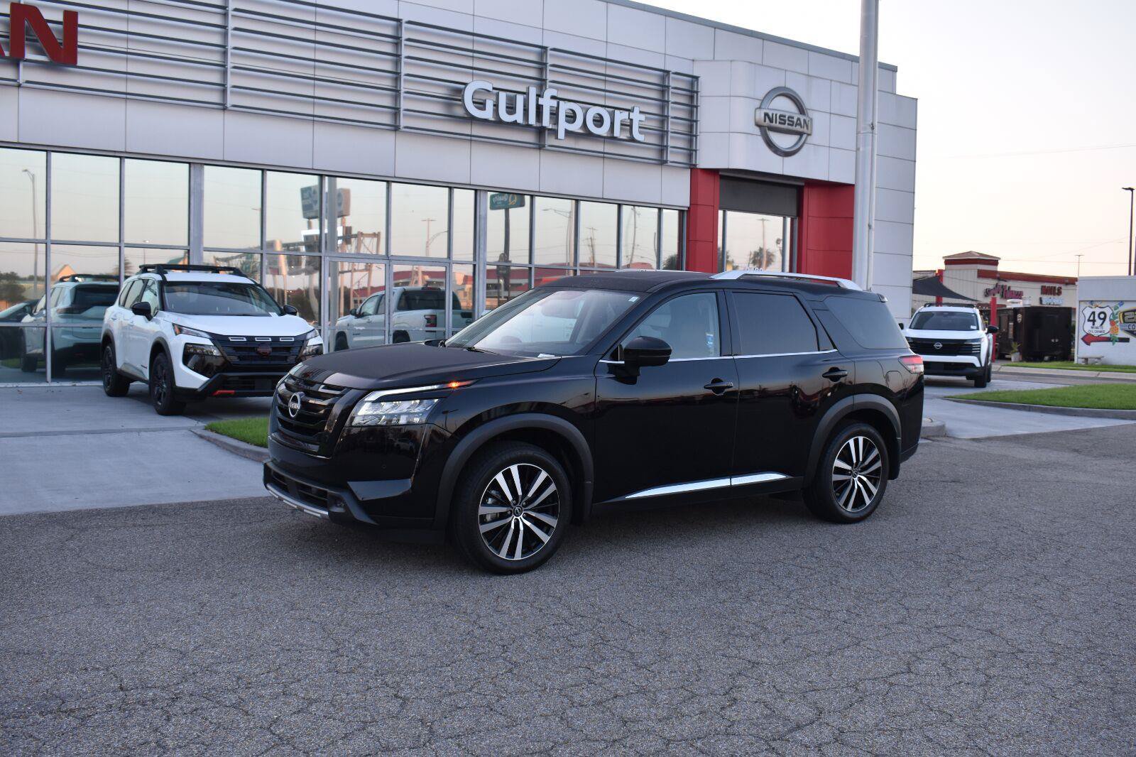 Used 2025 Nissan Pathfinder Platinum w/ Black Appearance Package FWD image 2
