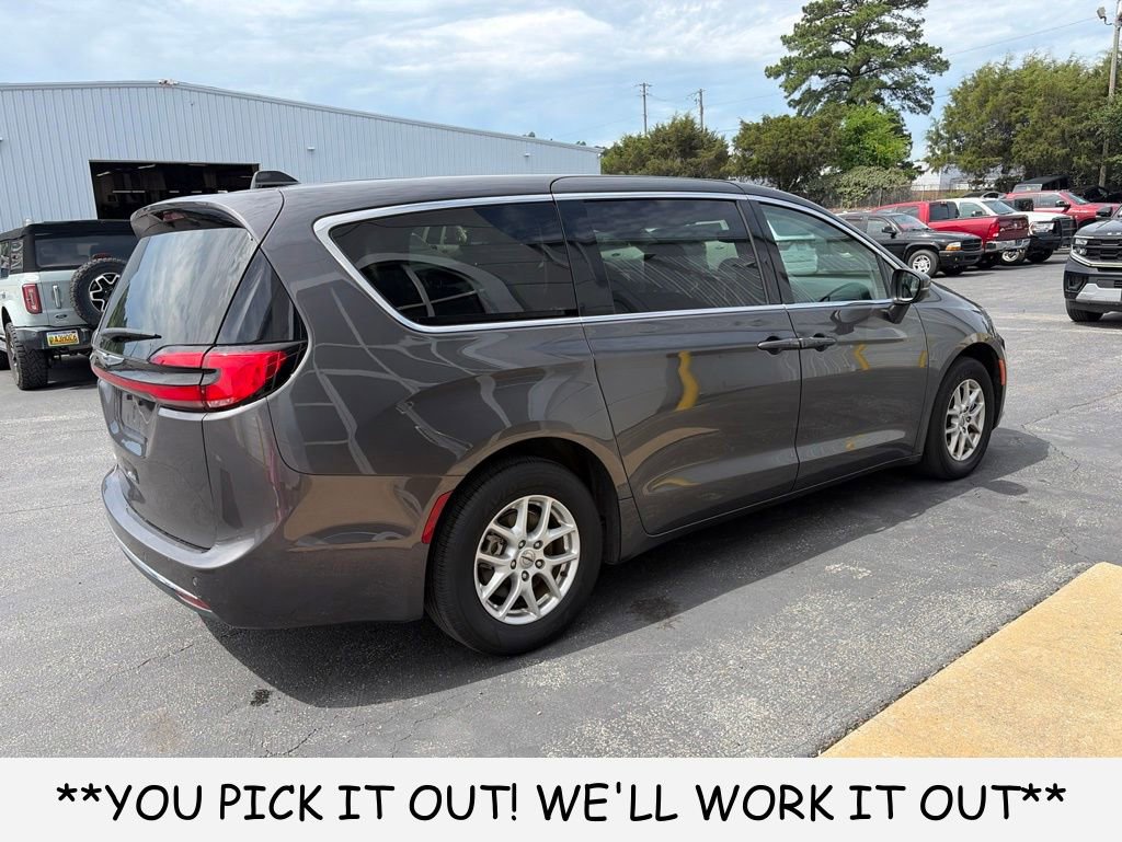 Used 2023 Chrysler Pacifica Touring-L FWD image 6