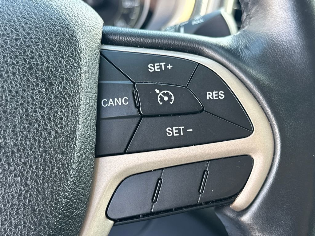 Used 2015 Jeep Cherokee Latitude AWD/4WD image 32