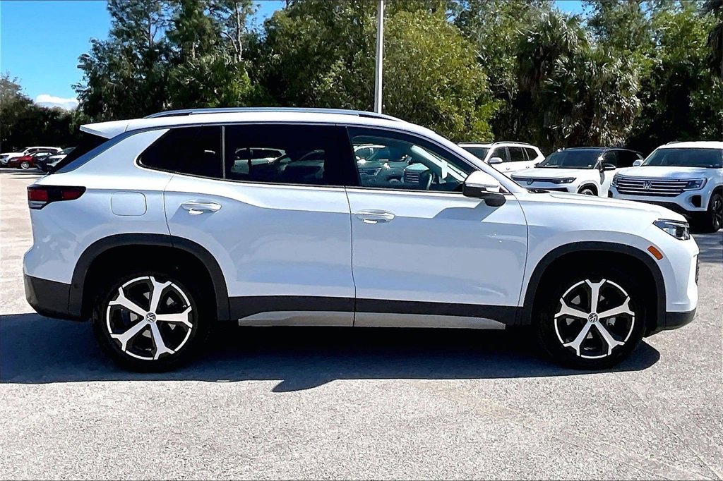 Certified 2025 Volkswagen Tiguan SE image 4