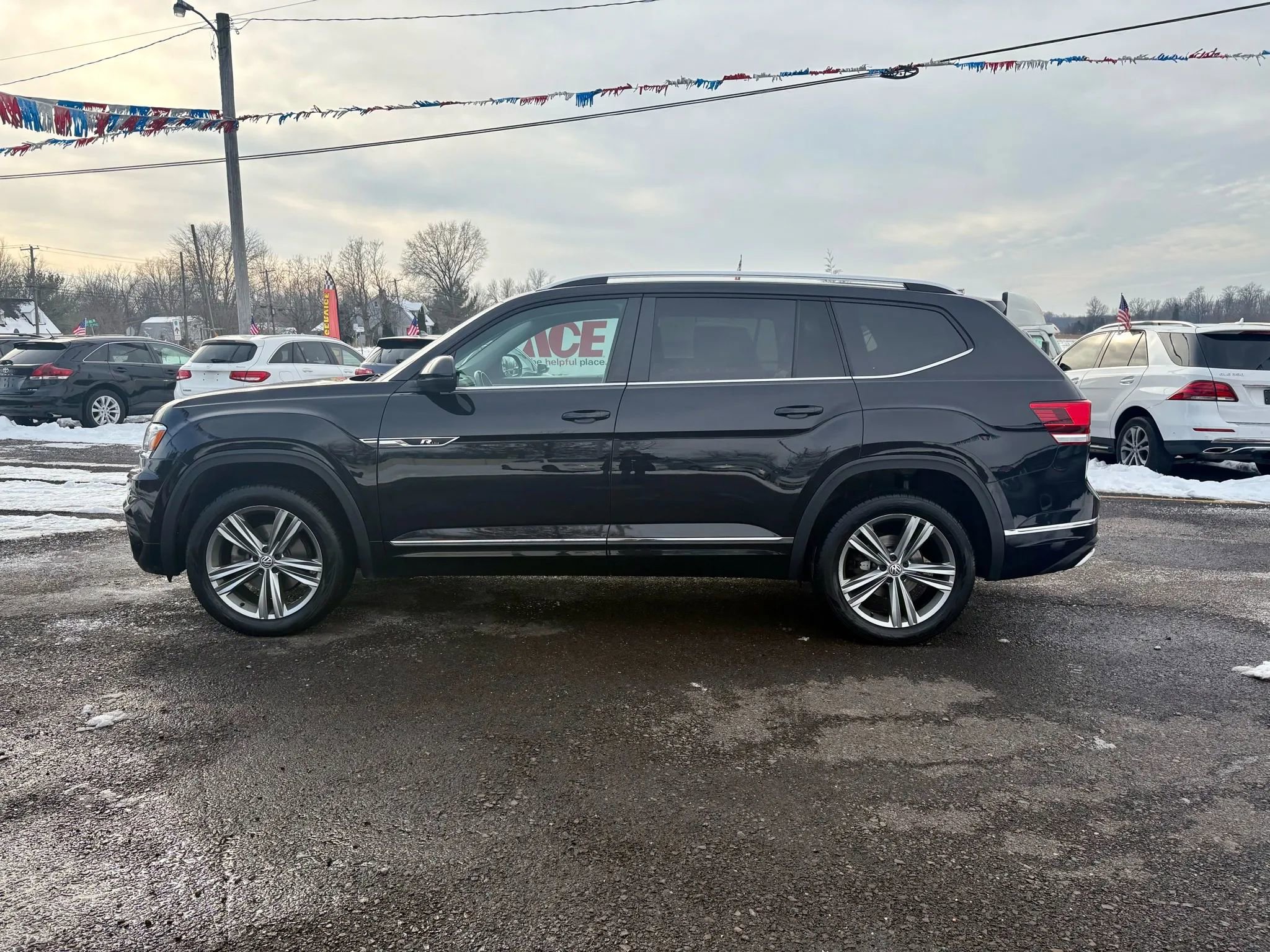 Used 2018 Volkswagen Atlas SEL w/ R-Line Package image 2