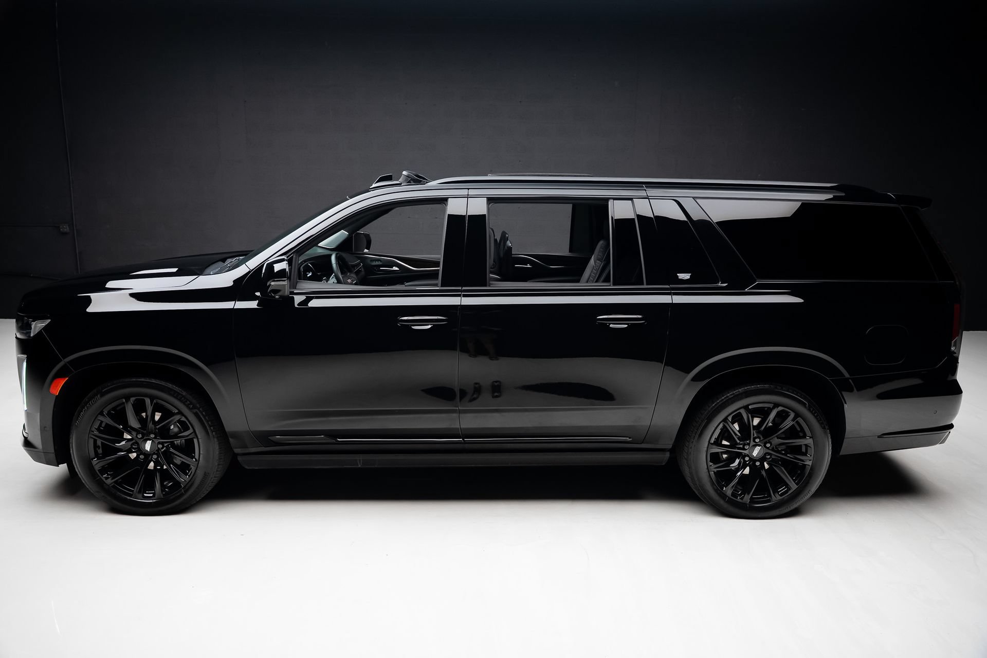 Used 2024 Cadillac Escalade ESV Sport Platinum w/ LPO, ONYX Package AWD/4WD image 16