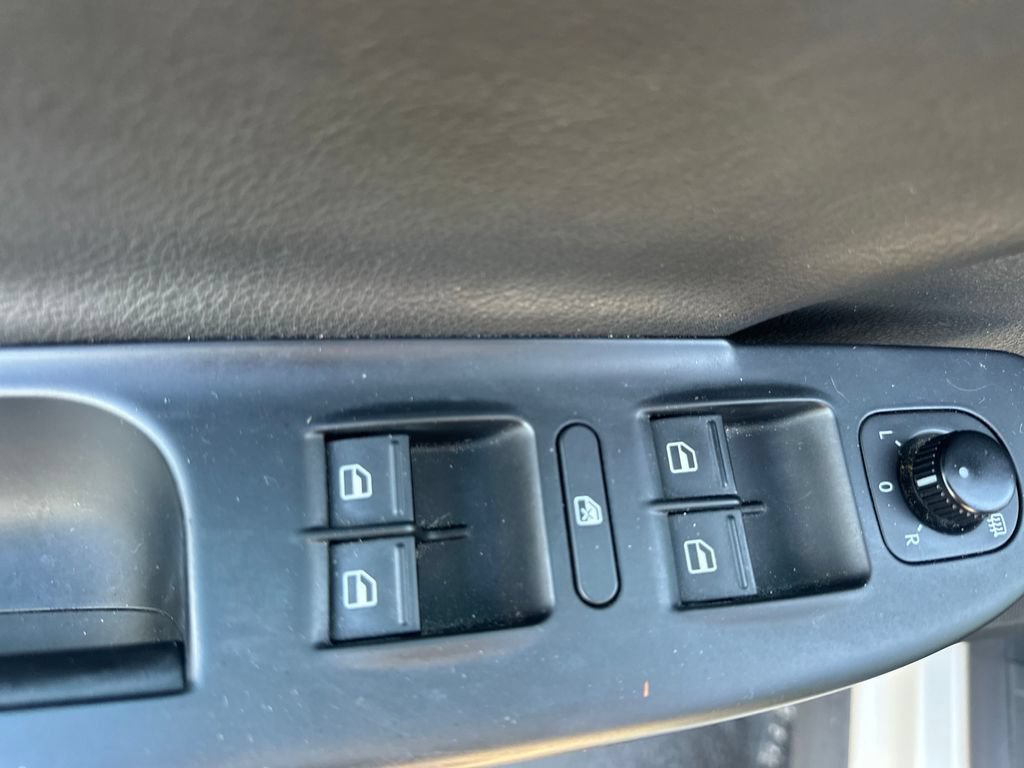 Used 2010 Volkswagen Passat Komfort FWD image 12