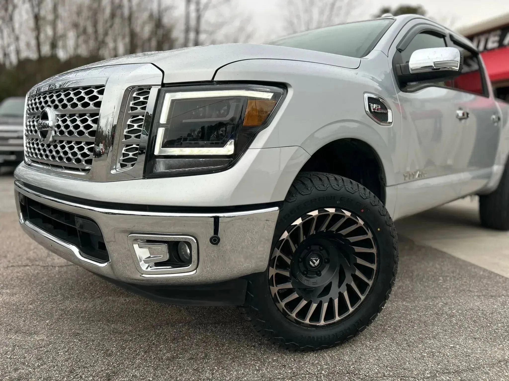 Used 2017 Nissan Titan SL image 4
