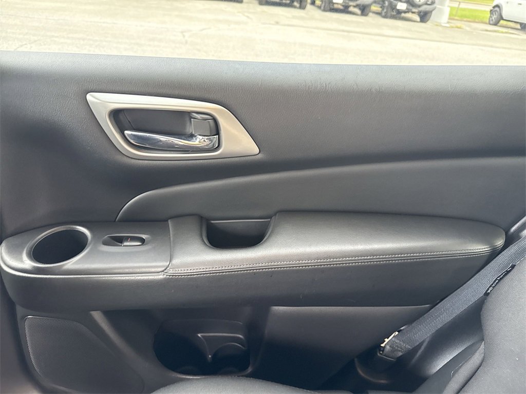 Used 2020 Nissan Pathfinder SV image 23