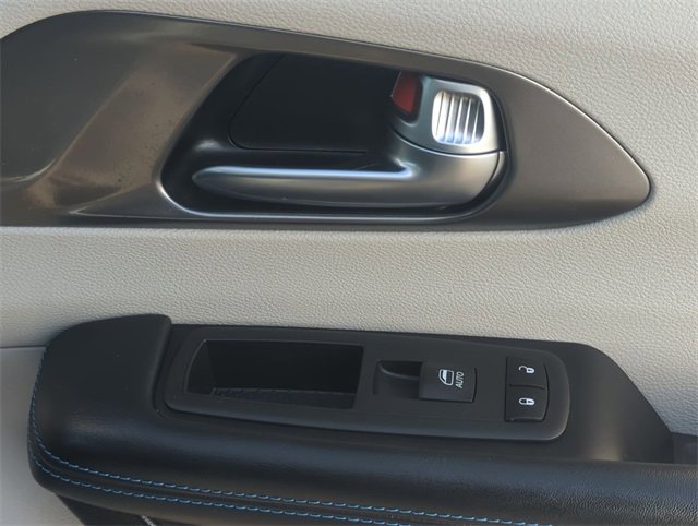 Used 2021 Chrysler Pacifica Touring-L w/ Uconnect Theater Family Group image 27