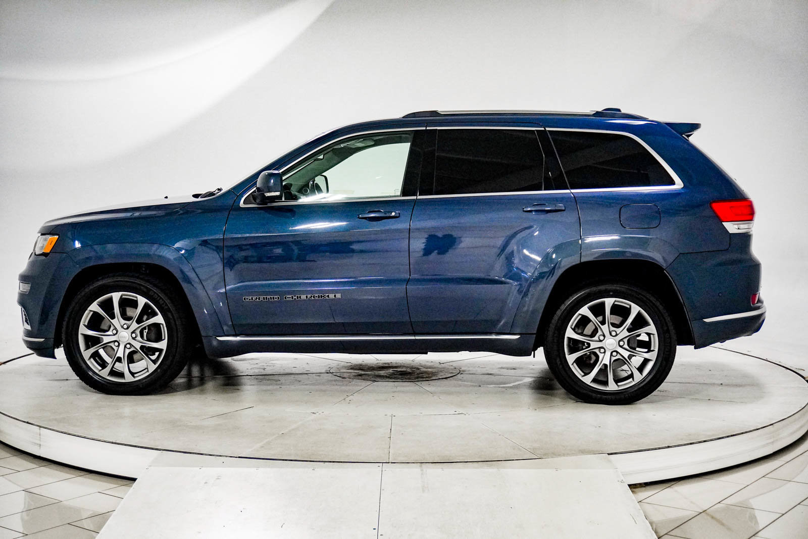 Used 2020 Jeep Grand Cherokee Summit AWD/4WD image 4