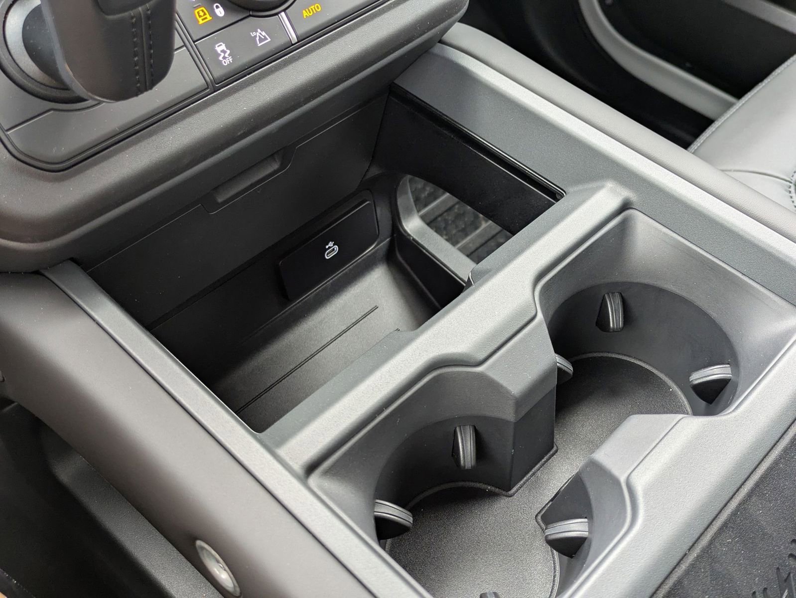 New 2026 Land Rover Defender 110 X-Dynamic SE image 25