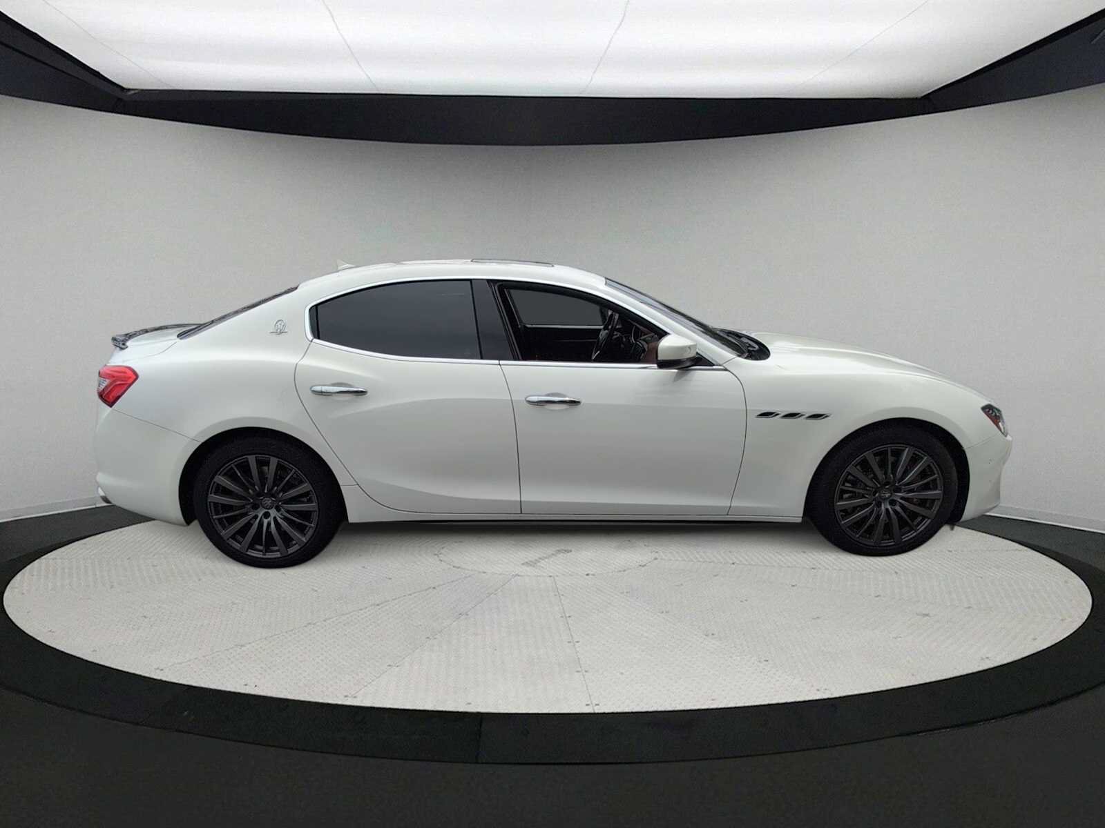 Used 2019 Maserati Ghibli S Q4 AWD/4WD image 9
