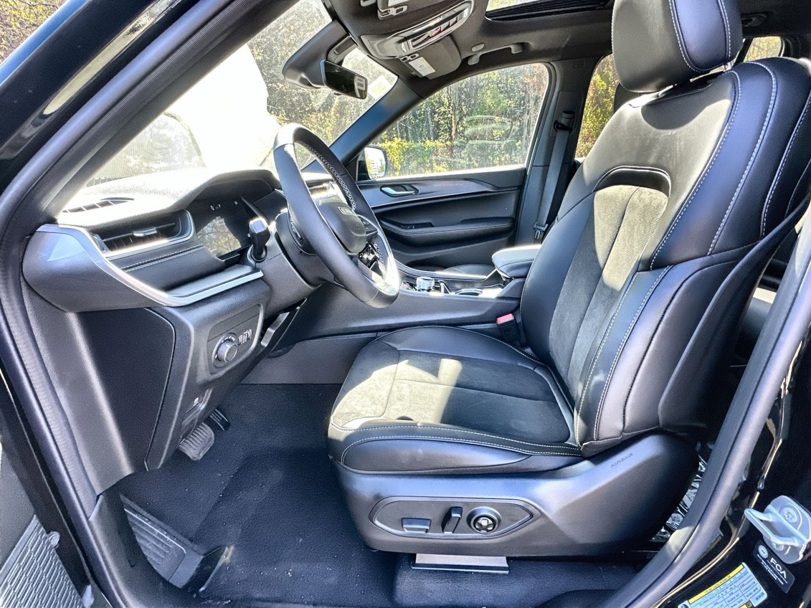 New 2025 Jeep Grand Cherokee Laredo image 13