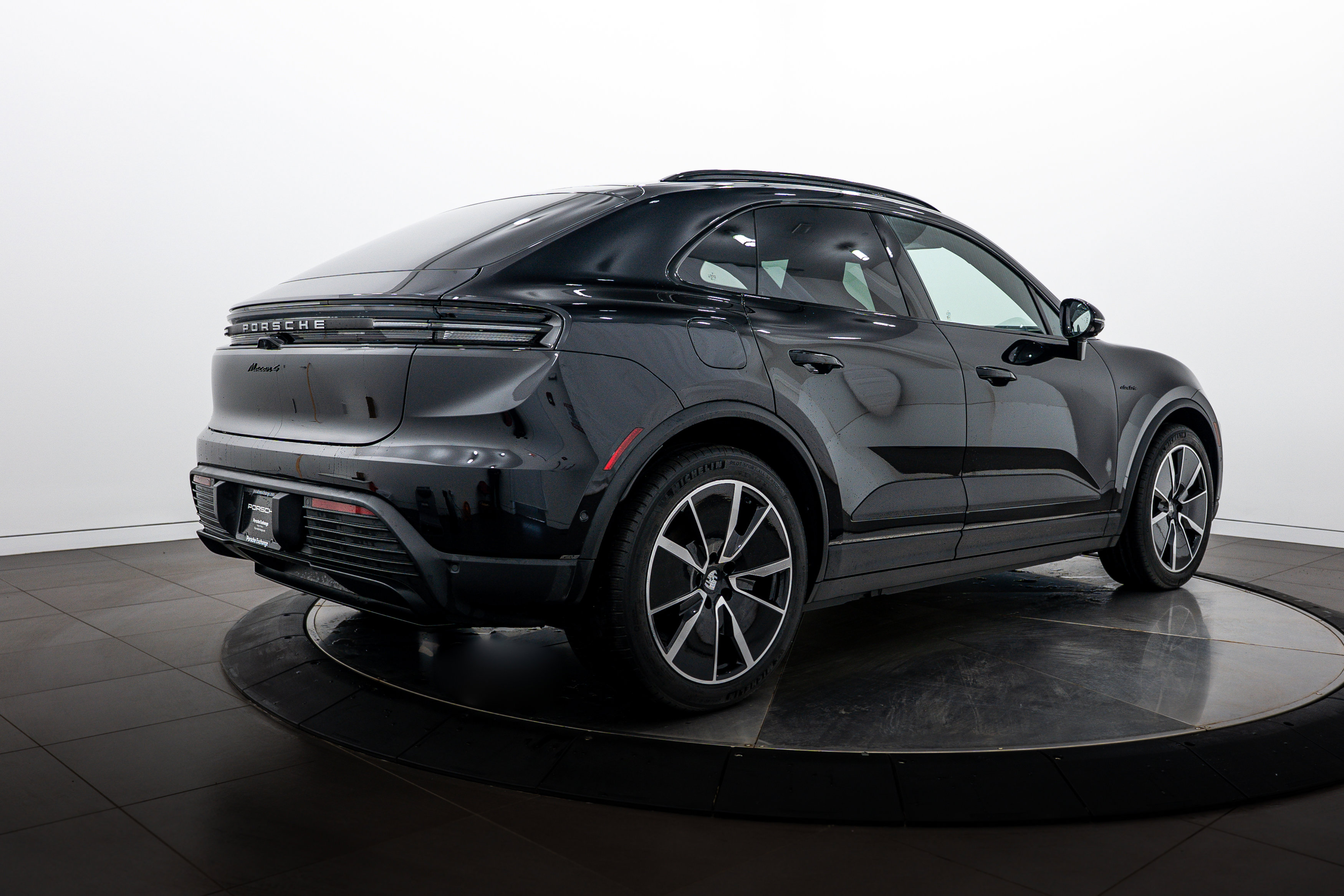 Certified 2025 Porsche Macan 4 Electric AWD/4WD image 7