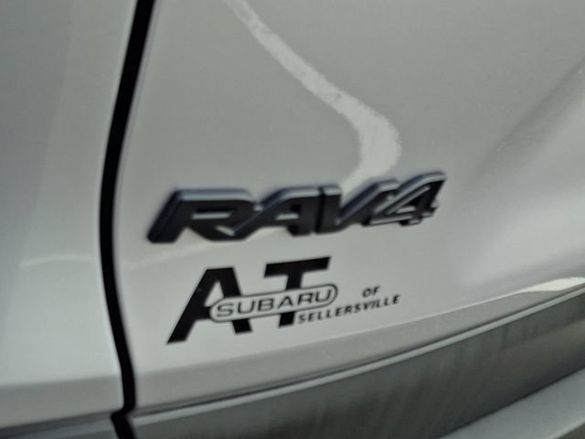 Used 2019 Toyota RAV4 LE w/ Carpet Mat Package AWD/4WD image 27
