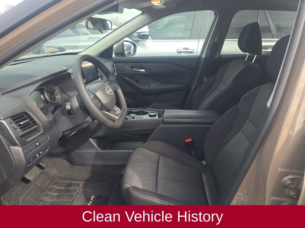 Used 2025 Nissan Rogue SV image 4
