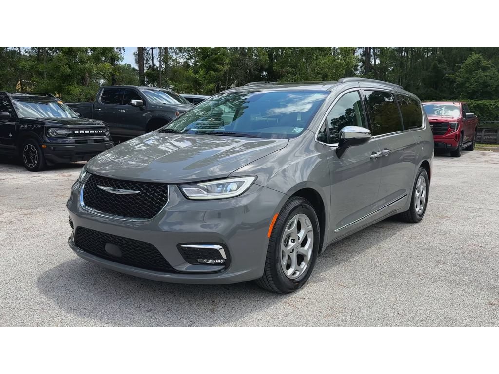 Used 2023 Chrysler Pacifica Limited FWD image 4