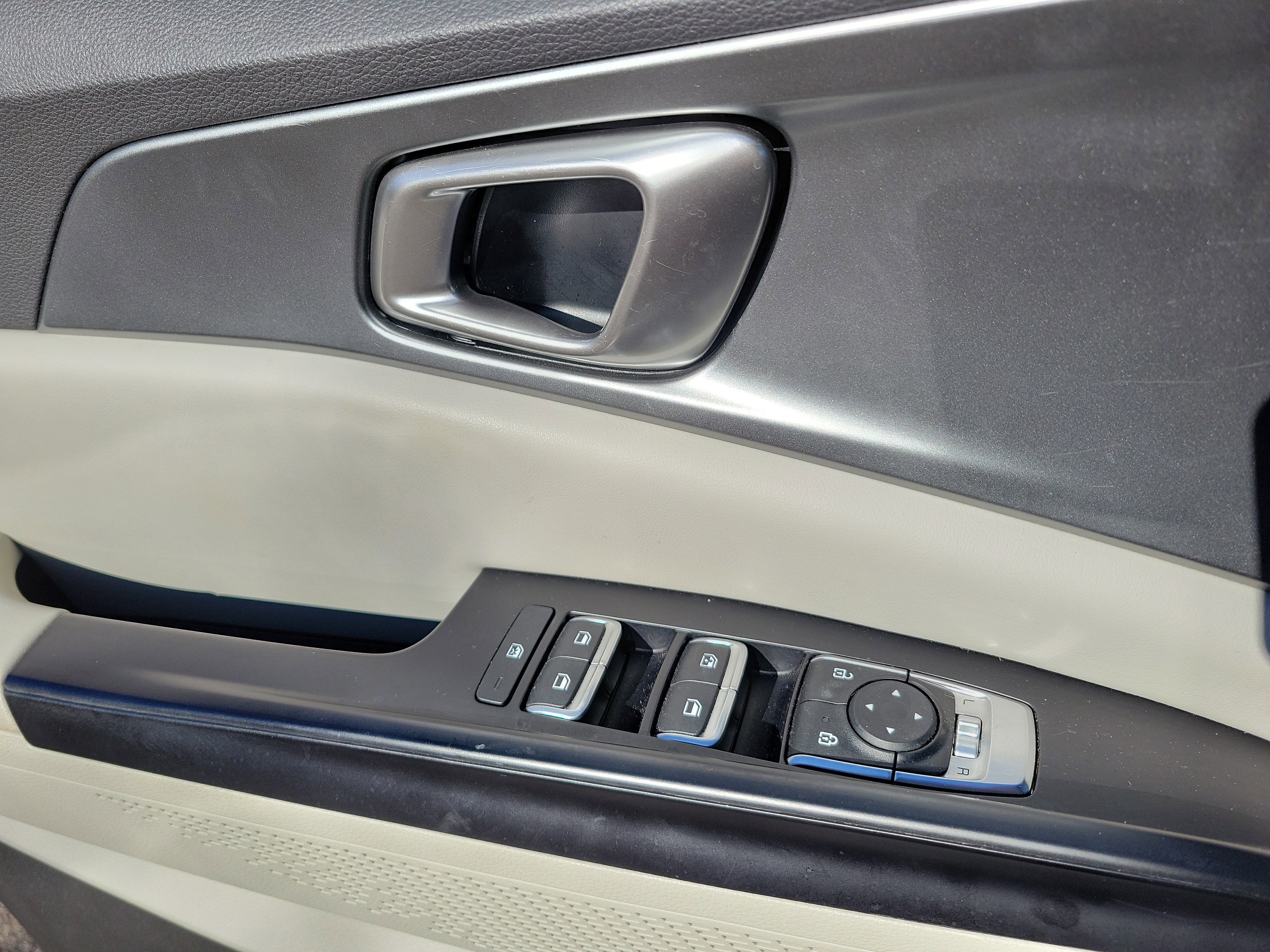 Used 2023 Kia Carnival LX image 22