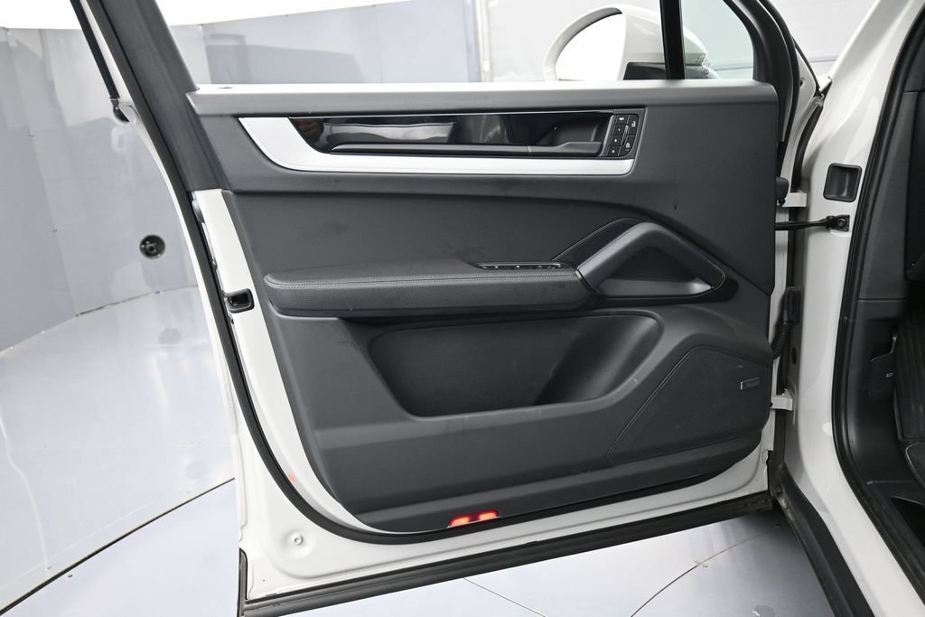 Certified 2025 Porsche Cayenne S AWD/4WD image 15