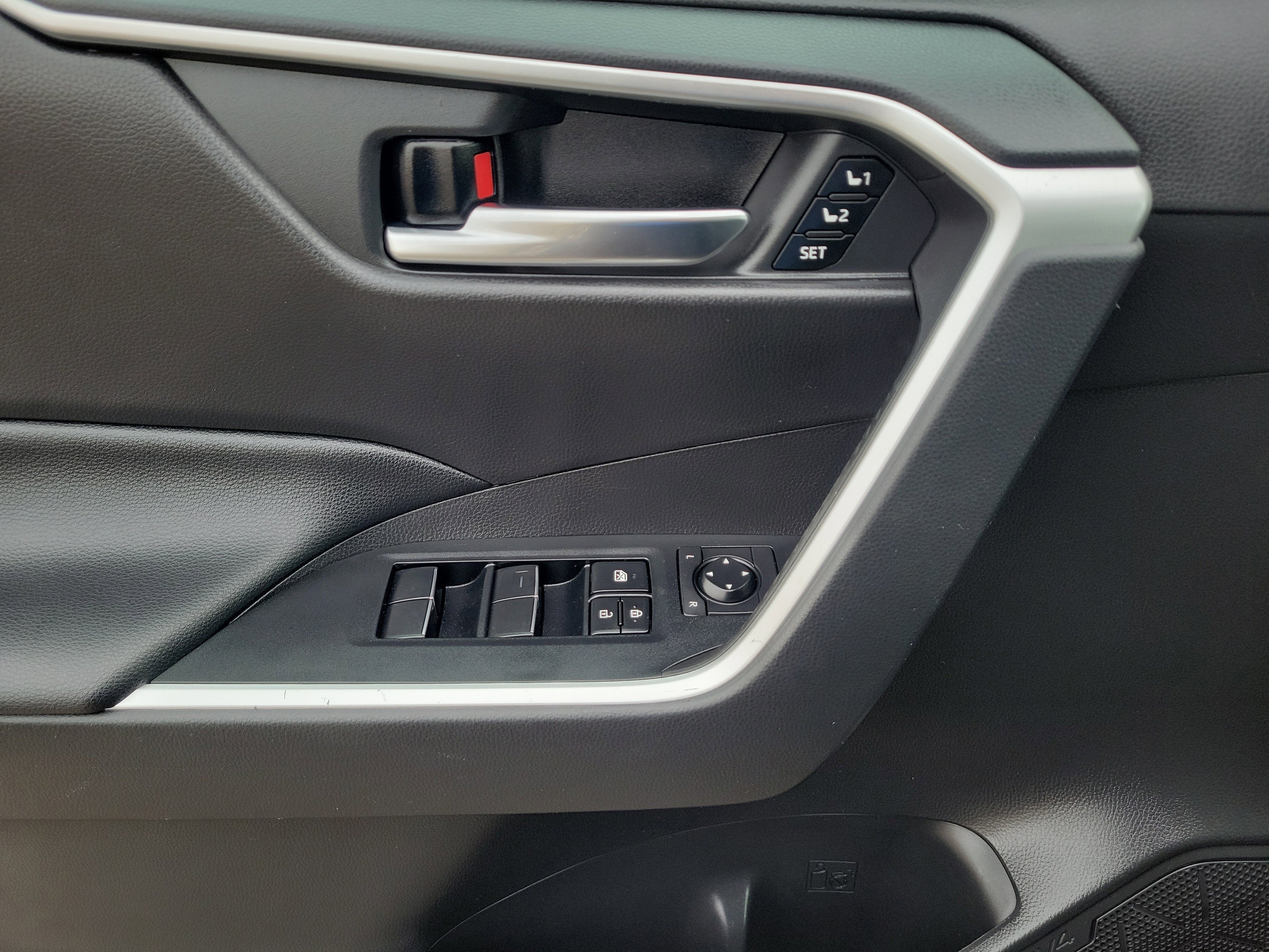 Used 2020 Toyota RAV4 XLE Premium image 20