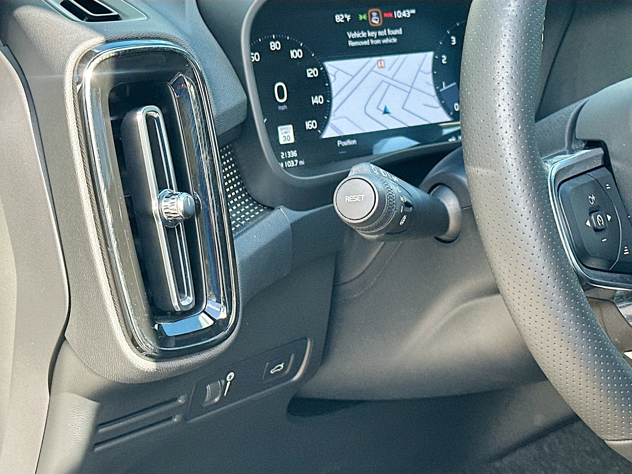 Used 2021 Volvo XC40 T4 R-Design image 10